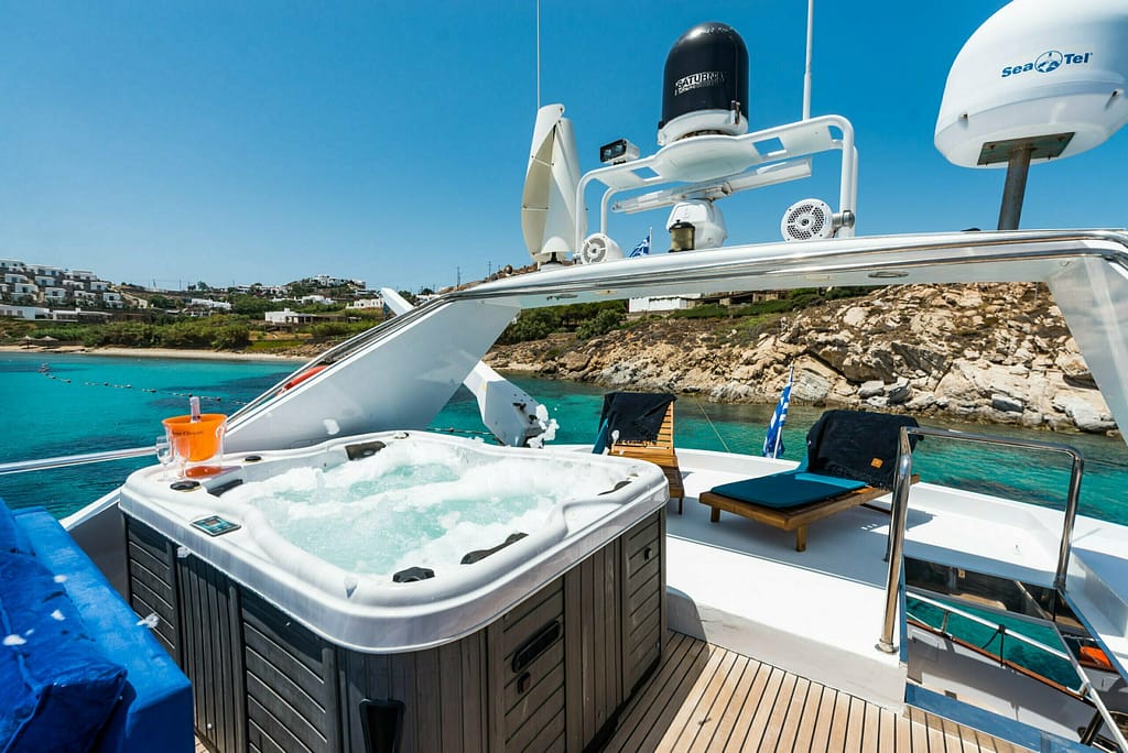 charter a yacht in mykonos - cantieri di pisa 3