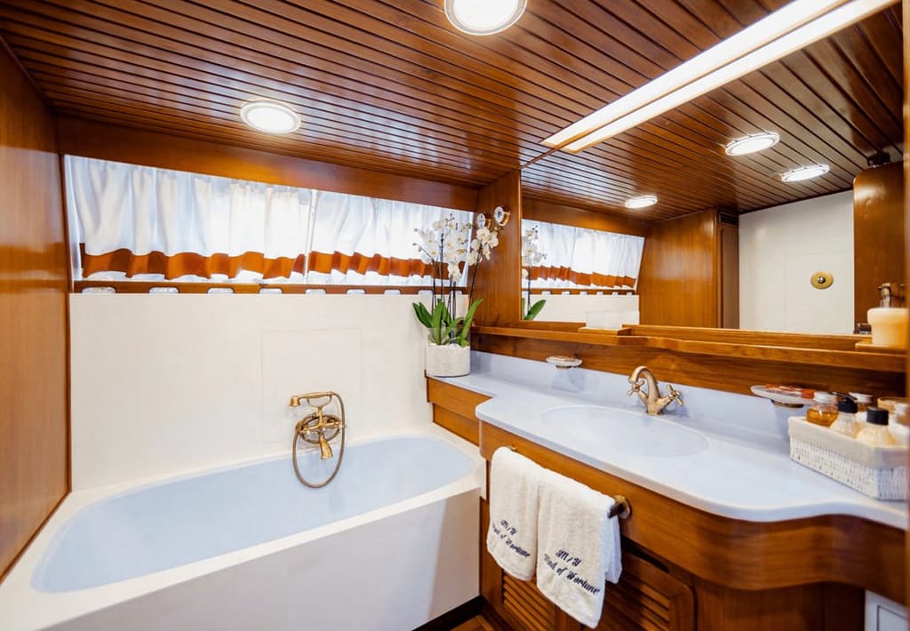 rent yacht - billionaires yachts mykonos greece