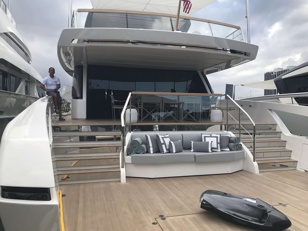 billionaire club miami - yachts miami - san lorenzo 88 yacht miami