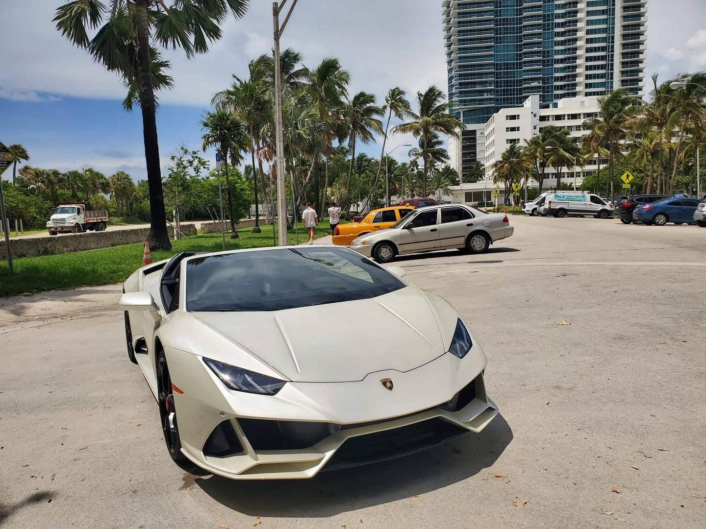 lambo huracan evo limited edition white pearl