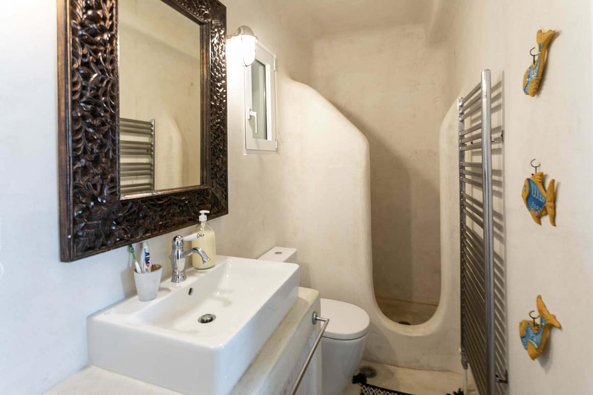 toilet queen villa mykonos angelica - billionaire club mykonos