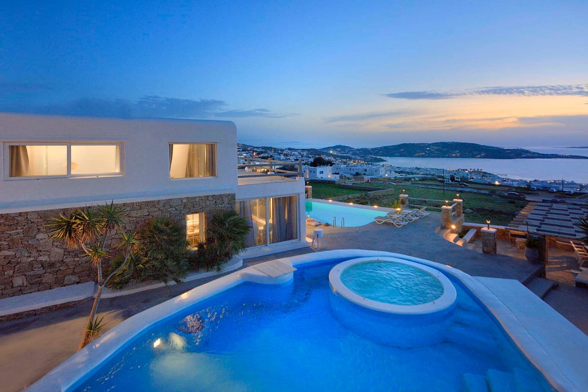 rent villa in Mykonos casa bianco - billionaire club pool view